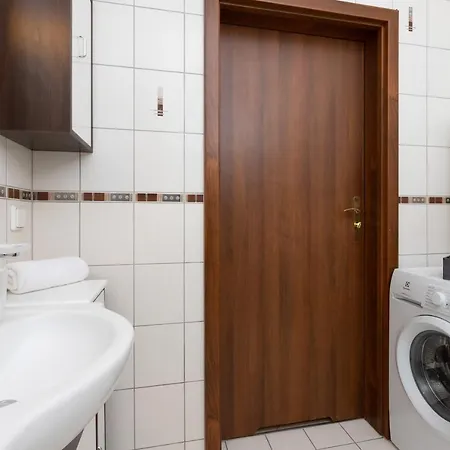 Patio Mare With Free Garage Parking By Renters Apartment