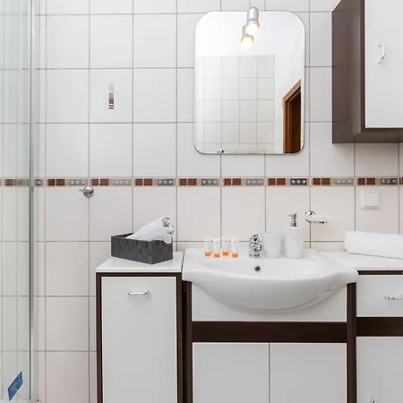 Patio Mare With Free Garage Parking By Renters Apartment *