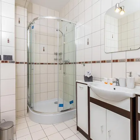 Patio Mare With Free Garage Parking By Renters Apartment